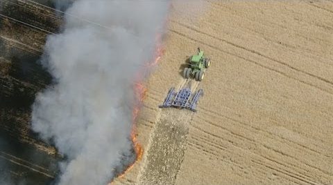 Incendio in un campo di grano vs John Deere