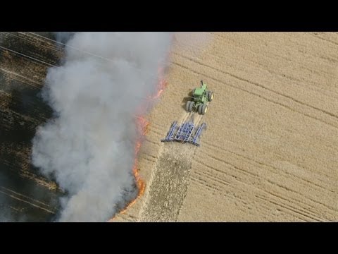 Incendio in un campo di grano vs John Deere